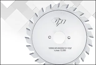 Sliding scoring saw blade